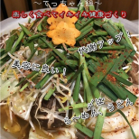 ホルモン鍋：唐辛子・コチュジャンなどの香辛料をベースにしたお鍋。　一人前から注文出来るので、お肉を焼きながら、傍らでお鍋を食べているお客さも多い。　〆は、中華めんをおすすめ！